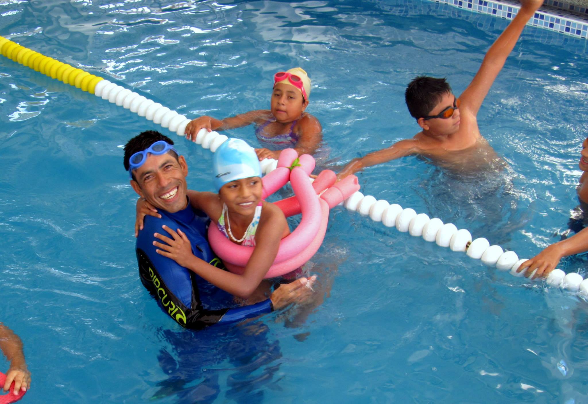 Piscina y áreas deportivas